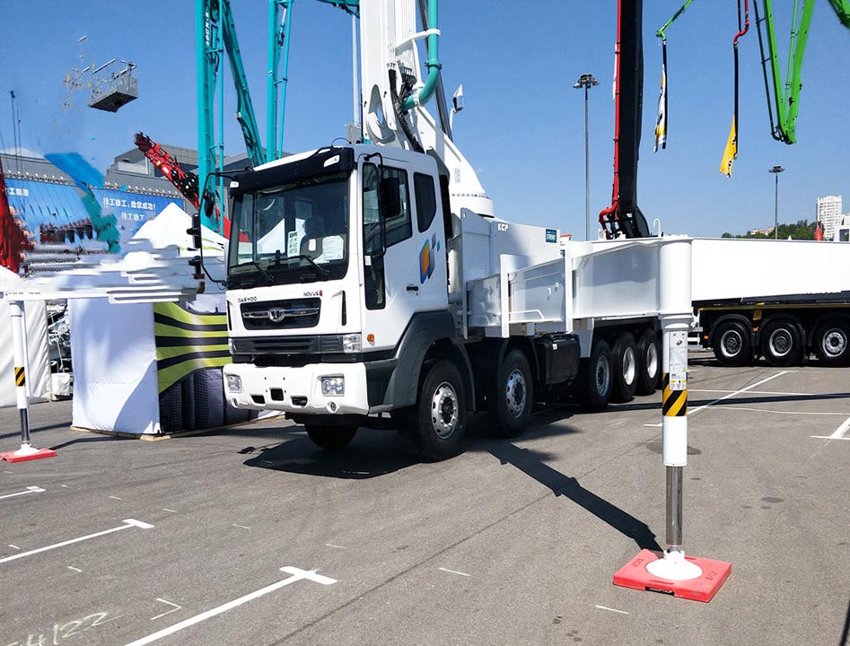 Heavy crane machinery operation Industry