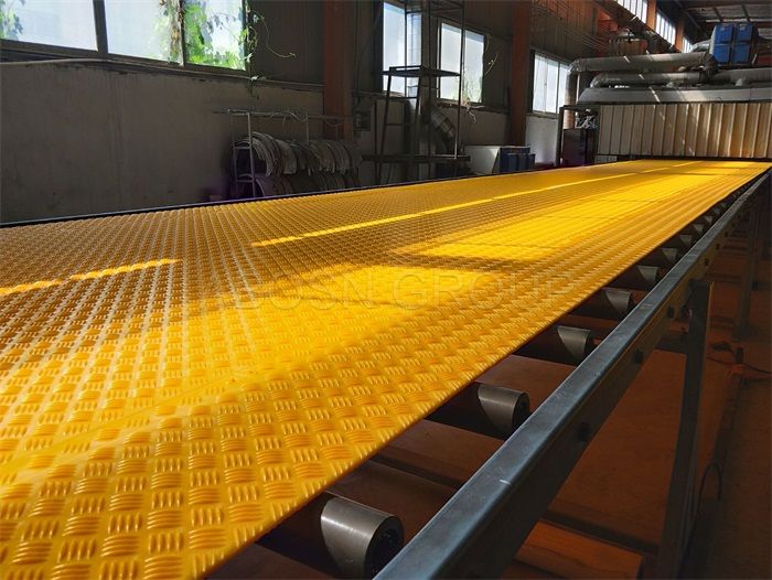 China 4x8 Plastic Ground Protection Mat temporary road mat