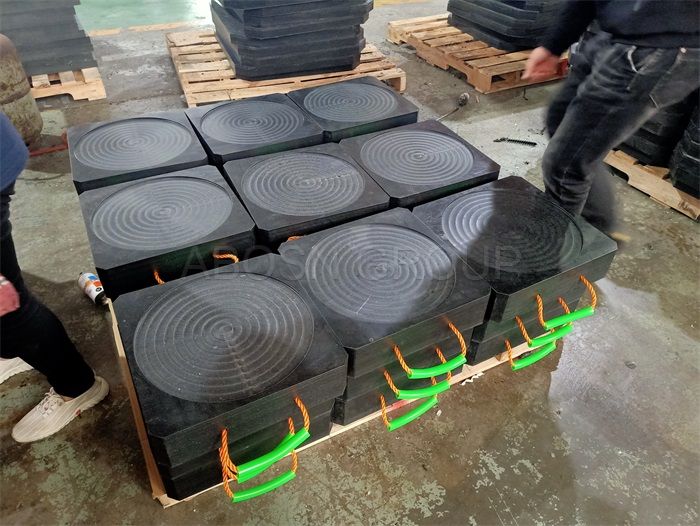 Durable and Unbreakable Leveling Stacker, Polyethylene Plastic Crane Outrigger Pads for crane or boom truck