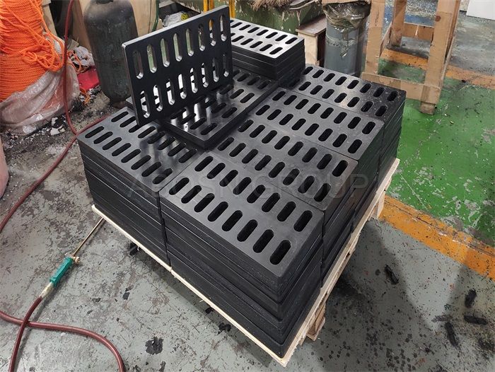 Anticorrosive UHMWPE polyethylene trench cover plate