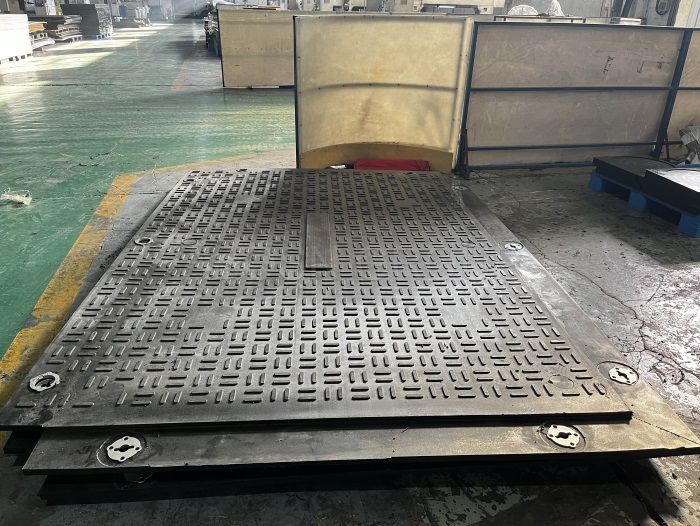 OVERLAPPING HEAVY DUTY ROAD MATS