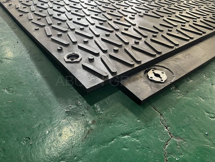 OVERLAPPING HEAVY DUTY ROAD MATS