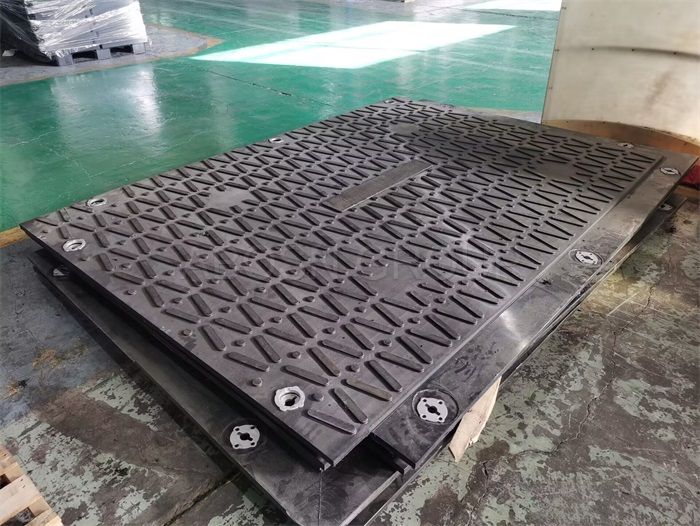 Heavy-duty plate maximum overlap ground protection mats interlocking