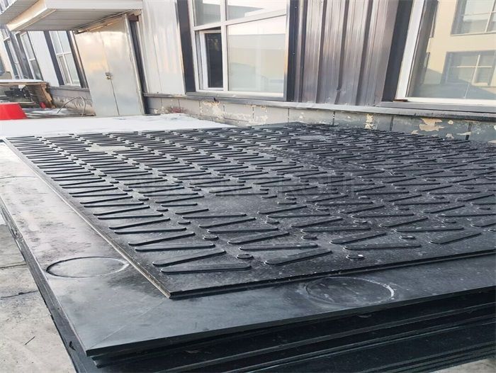 Heavy-duty plate maximum overlap ground protection mats interlocking