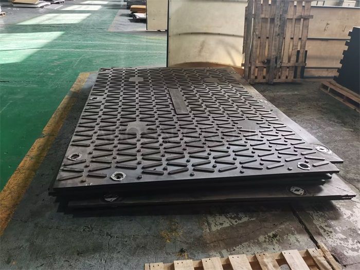 Heavy-duty plate maximum overlap ground protection mats interlocking